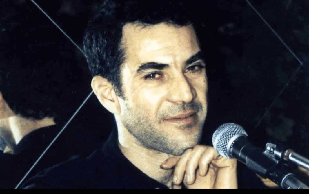 Der algerische Sänger Karim Tizouiar